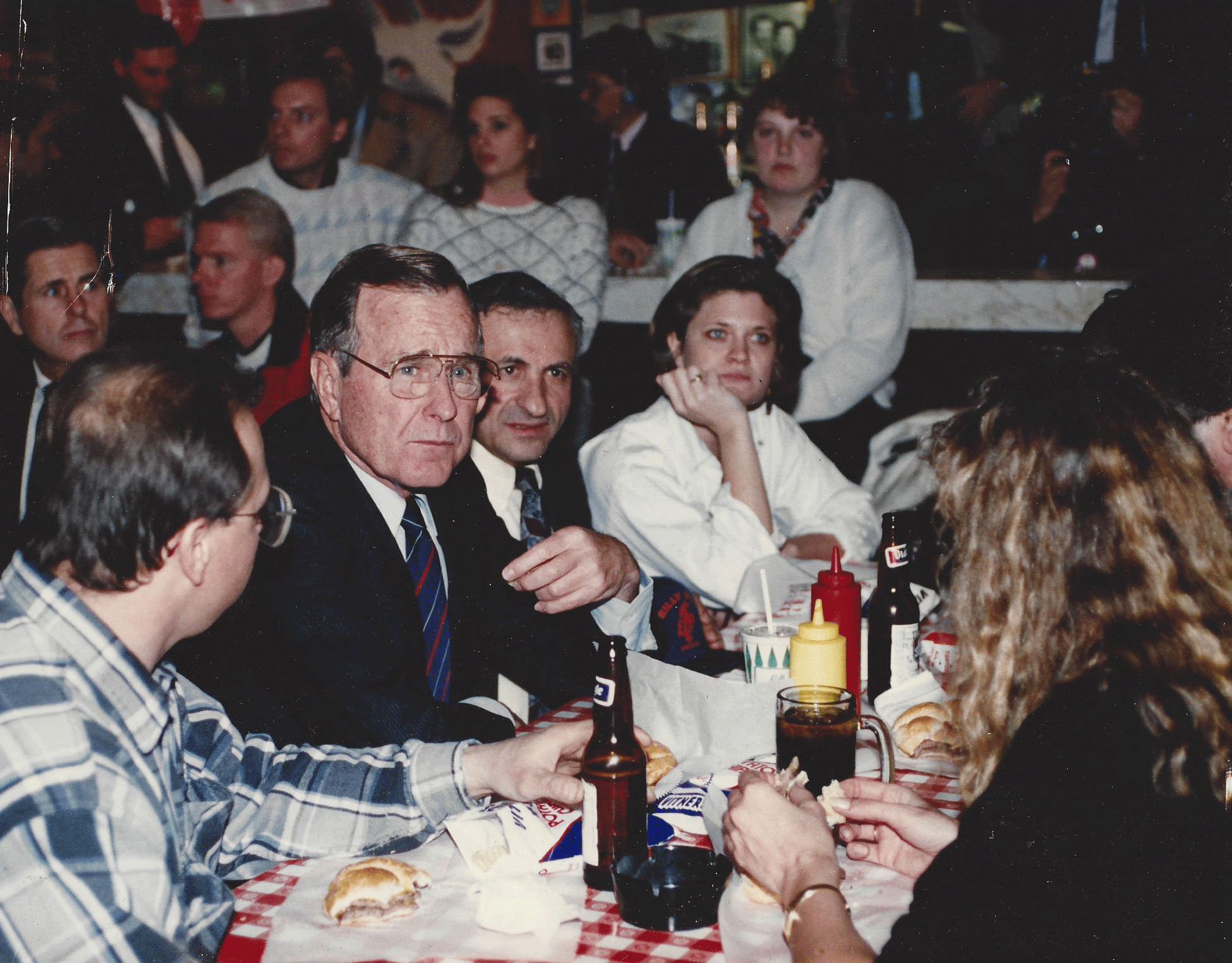 President-Bush-sitting-at-table-with-customers